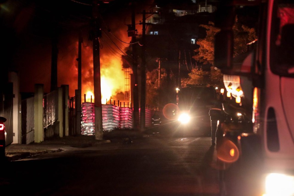 Incêndio atingiu empresa química em Itupeva — Foto: Regis Rosa/TV TEM