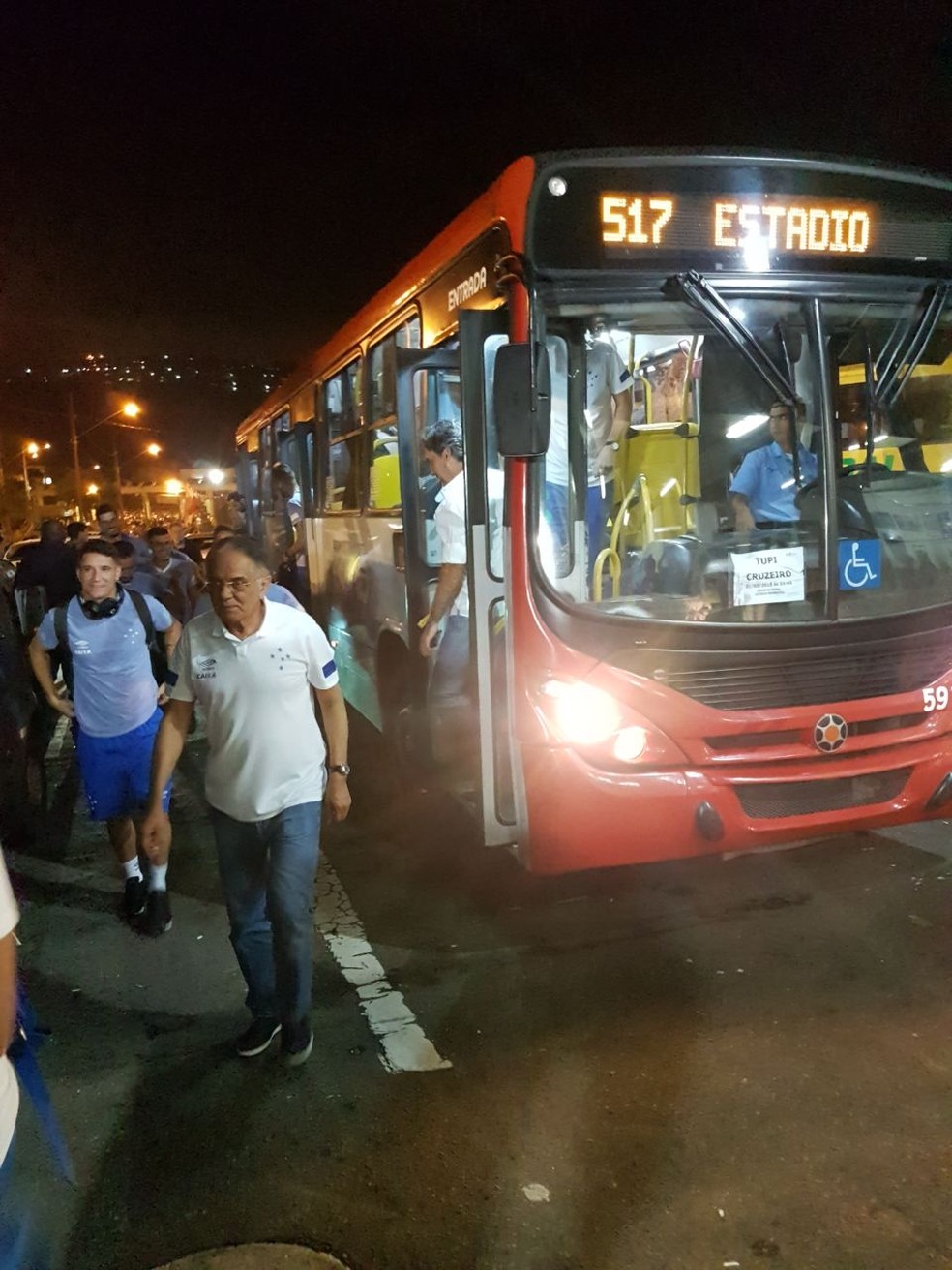 Cruzeiro chega de Ã´nibus coletivo ao estÃ¡dio MÃ¡rio Helenio (Foto: Guto Rabelo/ TV Globo)