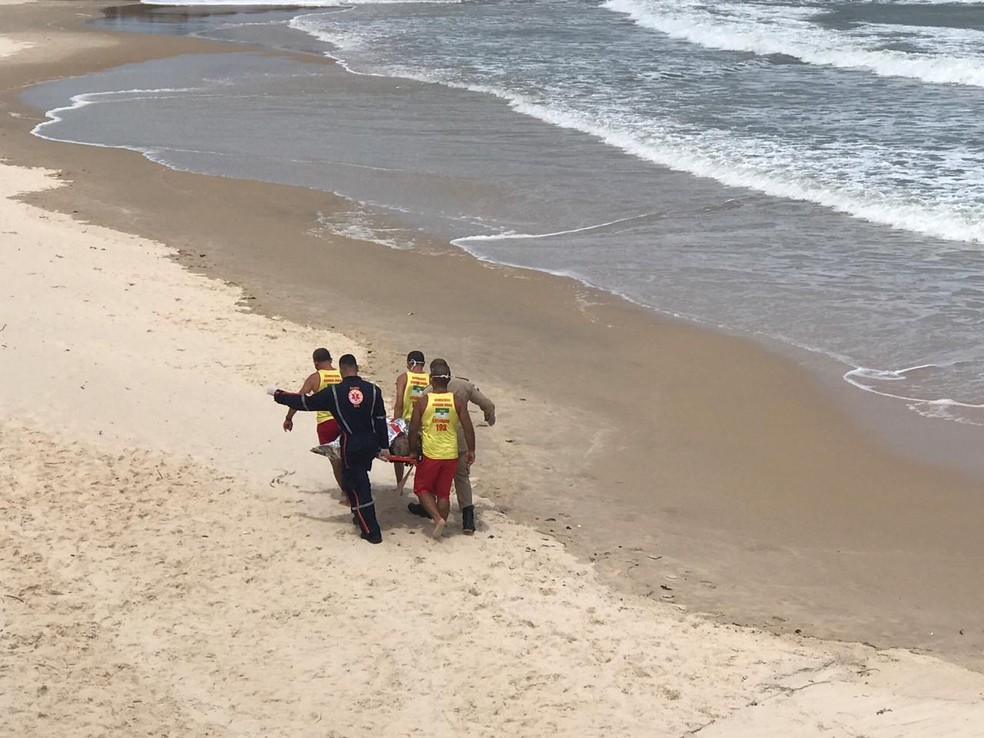 Banhista morre afogado e outro é resgatado com vida em praias da zona Leste de Natal — Foto: Kléber Teixeira/Inter TV Cabugi