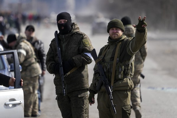 Soldados em ação em Mariupol, durante a invasão russa à Ucrânia (Foto: Getty Images)