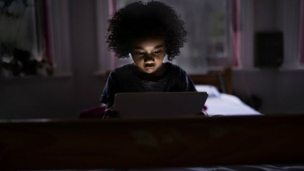 Impactos dos eletrônicos no sono já são bem conhecidos, mas pais relataram também efeitos colaterais como dor nas costas e no pescoço, fadiga e irritabilidade — Foto: Getty Images via BBC