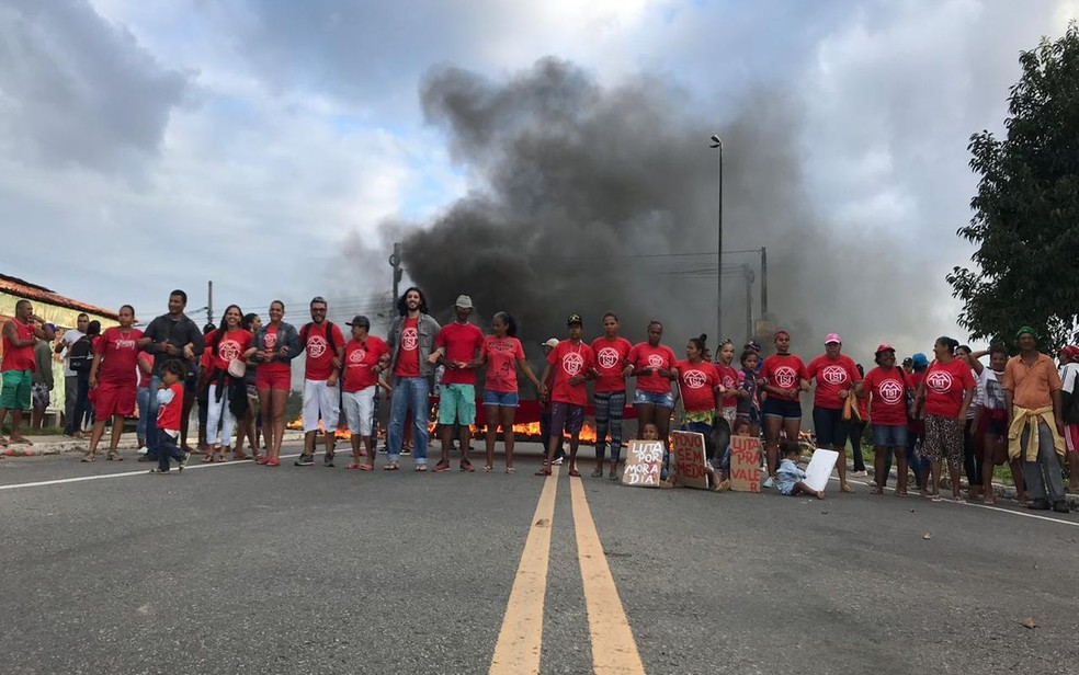 Manifestantes bloquearam a ponte que liga Aracaju a Nossa Senhora do Socorro — Foto: MTSE/SE/Divulgação