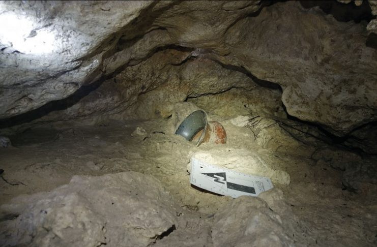 Arqueólogos encontraram a chocolateira em caverna no México  (Foto: INAH )