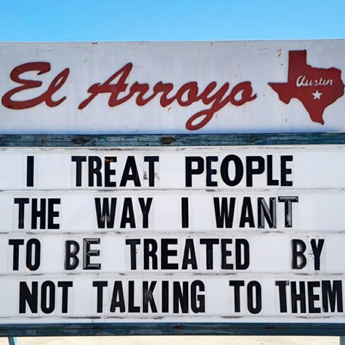 Diz a placa: "Eu trato as pessoas como gosto de ser tratado: não conversando com elas". (Foto: Divulgação)
