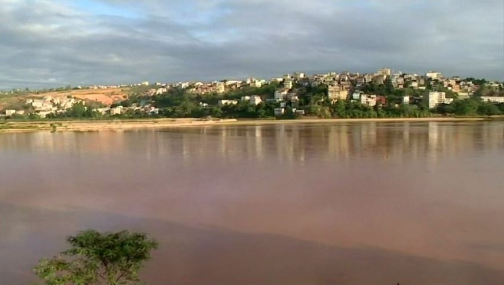 Rio Doce em Colatina, no Espírito Santo, nesta sexta-feira (3) (Foto: Reprodução/ TV Gazeta)