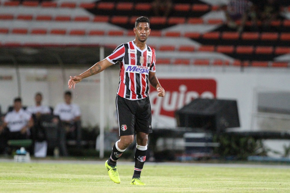 Vinícius foi elogiado por Arthur, mas ainda não desencantou pelo Santa Cruz (Foto: Marlon Costa/ Pernambuco Press)