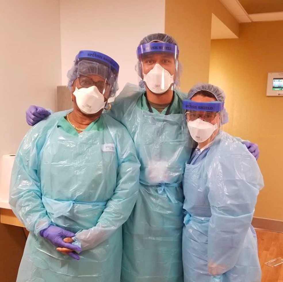 Phillipe Nover (centro), ex-lutador do UFC, posa com suas colegas enfermeiras em Nova York — Foto: Reprodução/Instagram