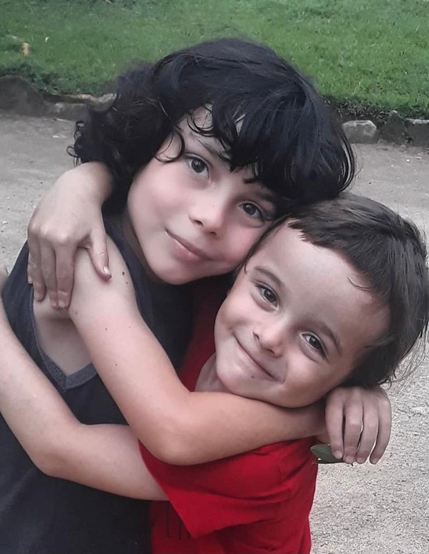 Benjamin e Antonio saõ filhos de Sara Antunes e Vinicius de Oliveira (Foto: Reprodução/Instagram)