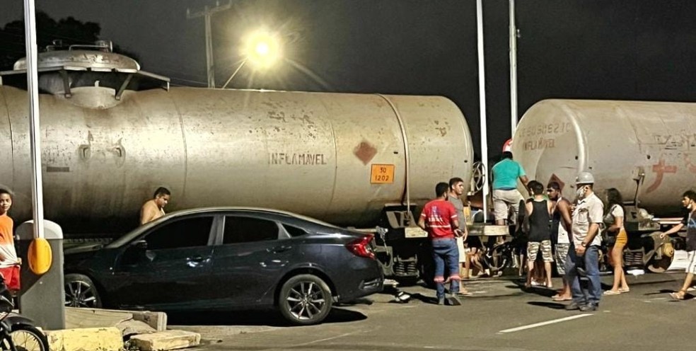 Carro invade linha férrea e colide contra trem em Teresina, diz PM — Foto: Reprodução /Redes Sociais