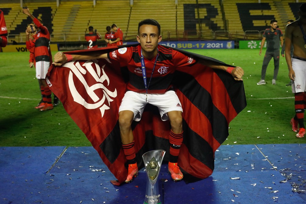 Matheus Gon&ccedil;alves comemora t&iacute;tulo do Brasileiro sub-17 pelo Flamengo &mdash; Foto: Gilvan de Souza / Flamengo