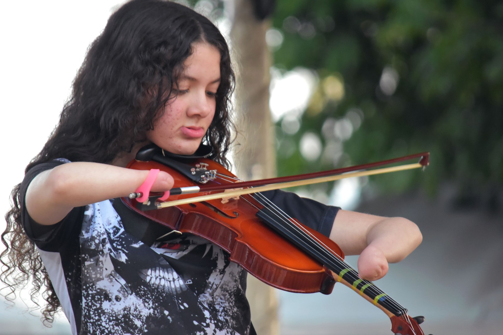 Débora Moura tem 15 anos e superou as barreiras físicas para aprender a tocar violino no interior de SP — Foto: Mirela Von Zuben/G1