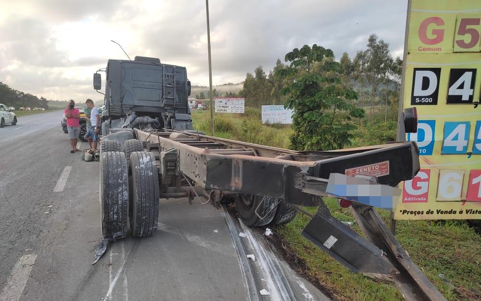 Motorista não sofreu ferimentos — Foto: Muller Nunes/TV Bahia