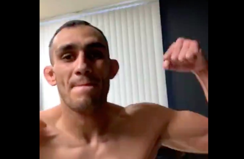 Tony Ferguson comemora ter batido o peso mesmo com o evento tendo sido suspenso — Foto: Reprodução/Twitter