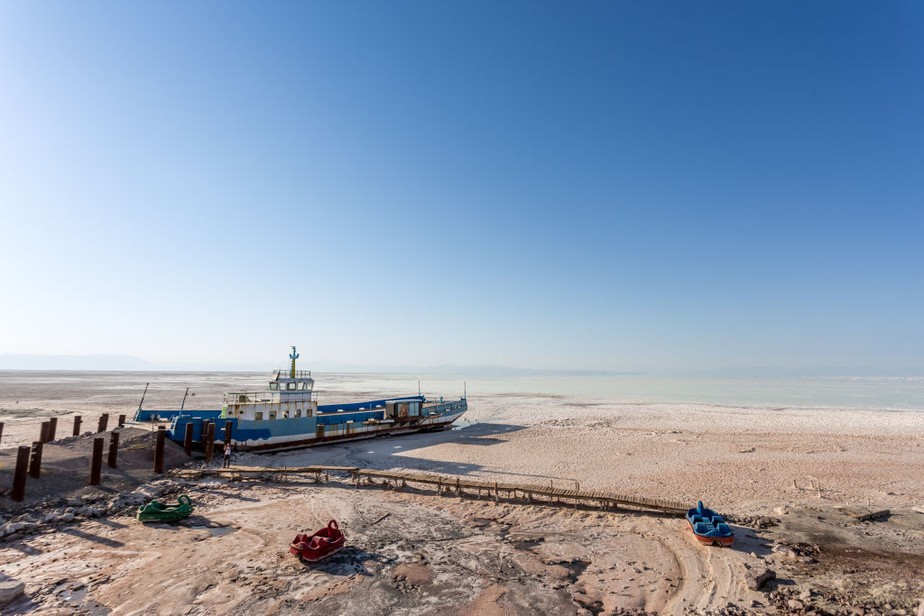 Praia abandonada no lago Urmia, na região noroeste do Irã, que encolheu 80% nos últimos 30 anos