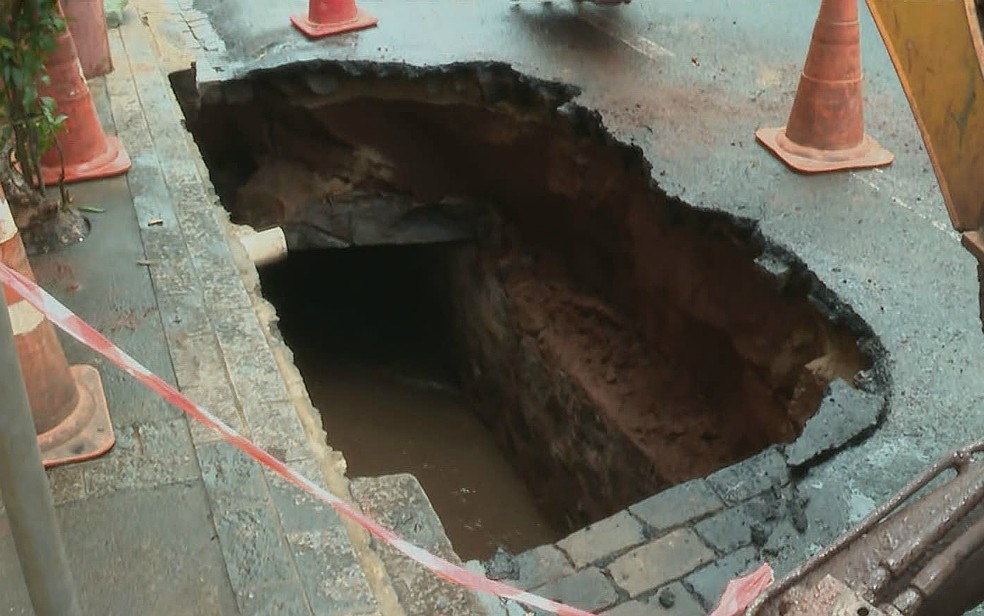 Rompimento de galeria de água pluvial interdita a Rua ...
