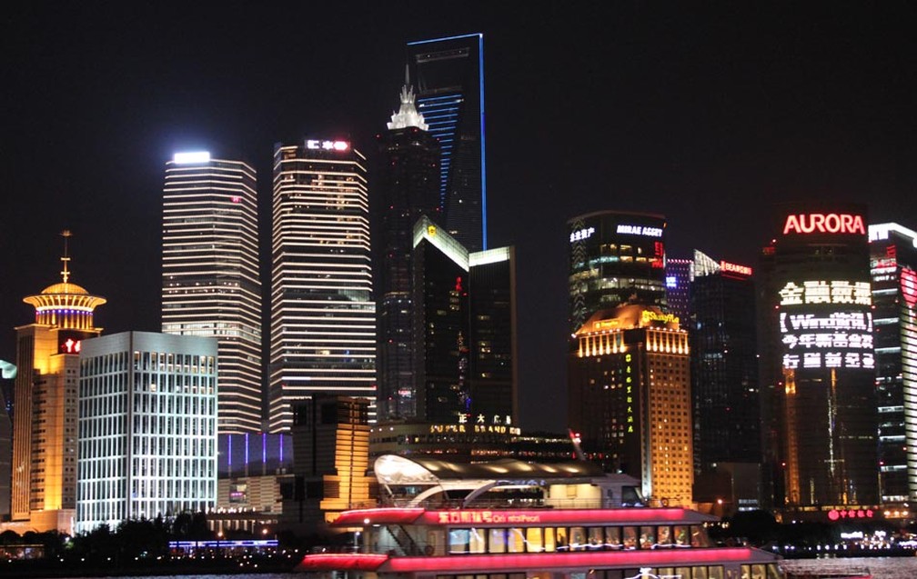 Vista noturna dos prédios em Xangai. Ao fundo, com iluminação azul, o Shanghai World Financial Center, conhecido como 'abridor". — Foto: Leopoldo Godoy/G1