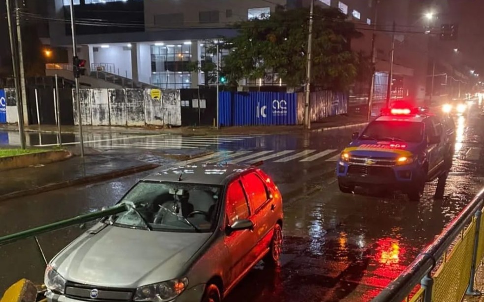 Barra de ferro atravessa carro de um lado ao outro, em Goiânia — Foto: Reprodução/TV Anhanguera