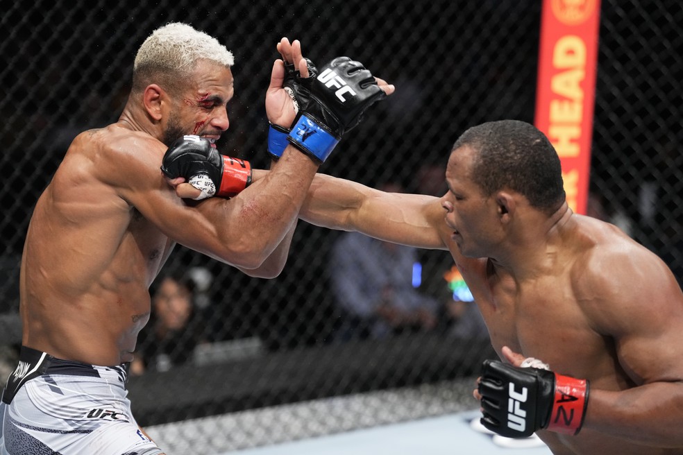 Francisco Massaranduba Danny Roberts UFC 274 — Foto: Getty Images