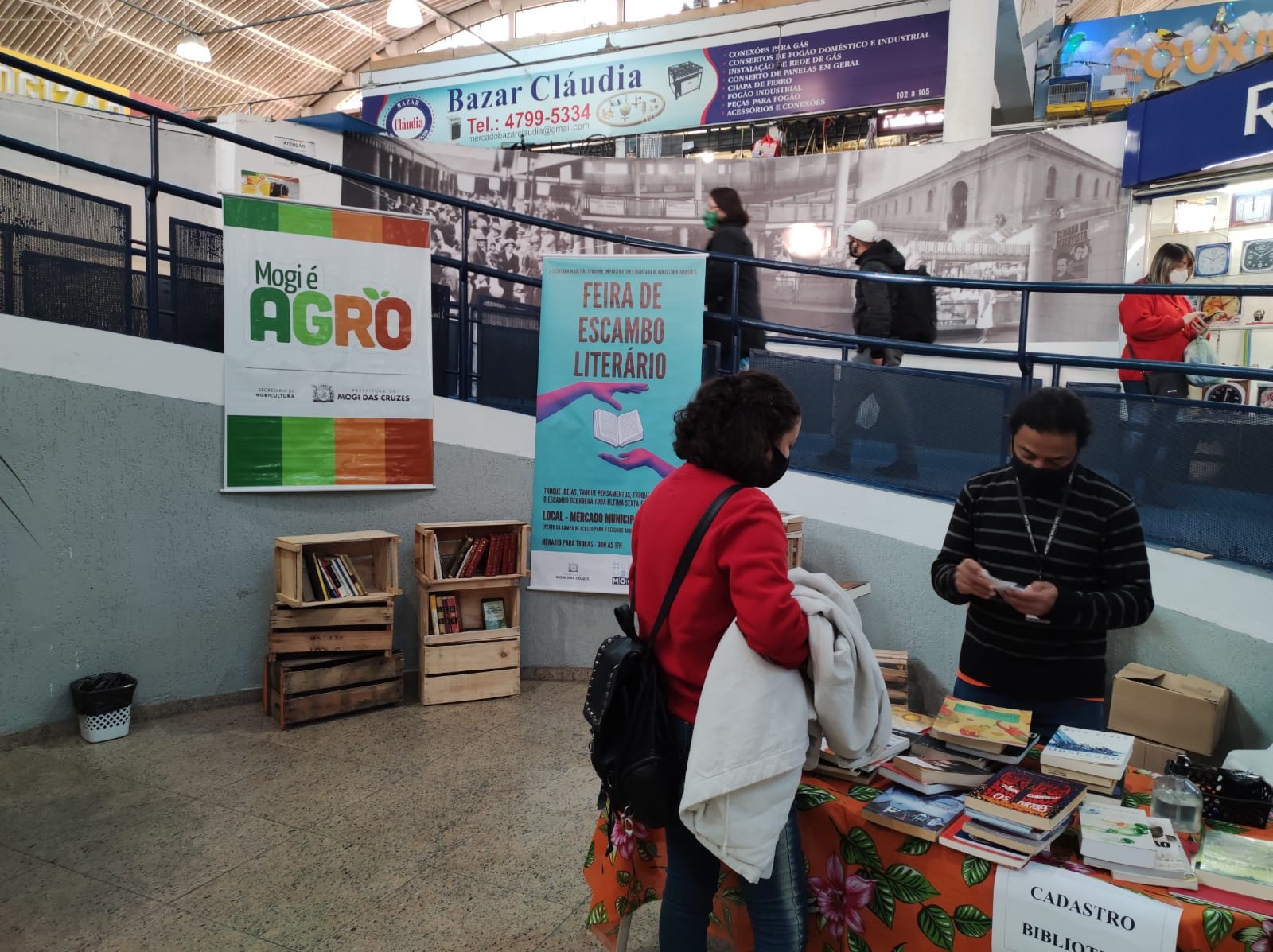 Feira do Escambo incentiva troca de livros de literatura no Mercado Municipal de Mogi 