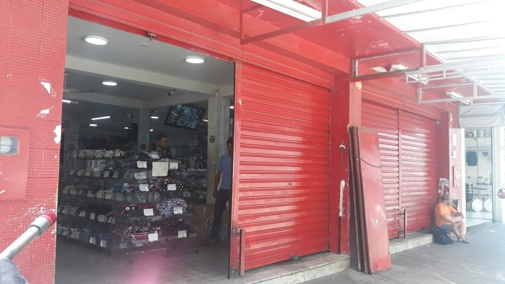Mandados de busca e apreensão foram cumpridos em três lojas, em Montes Claros — Foto: Ana Cláudia Mendes/ Inter TV