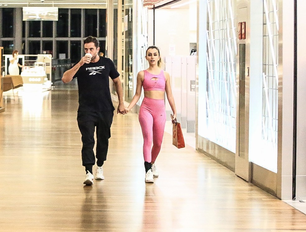 Rafael Cardoso passeia com mulher em shopping &mdash; Foto: Edson Aipim/AgNews