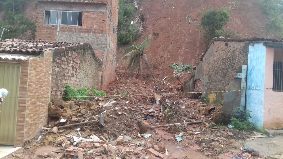 Casas que serão demolidas ficam em bairros onde aconteceram deslizamentos em 2017, como Chã da Jaqueira e Benedito Bentes (Foto: Hagatha Christie/G1)