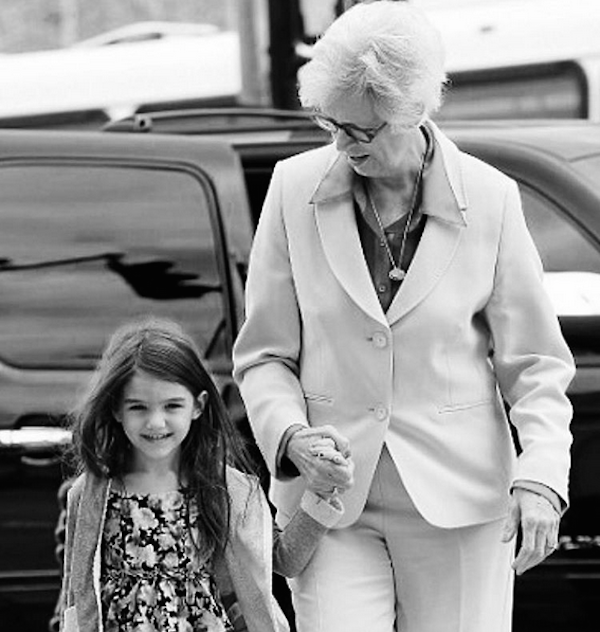 Suri Cruise com a avó, mãe de Katie Holmes (Foto: Instagram)