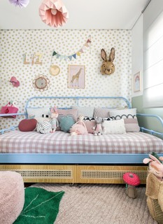 A metragem enxuta de 8 m² do quarto de Liz, 5 anos, motivou a arquiteta Gabriela Marques a optar pela cama de ferro tipo recamier. O modelo aproveita a necessidade de ter a cama encostada na parede, mas dá a sensação de ser um sofá
