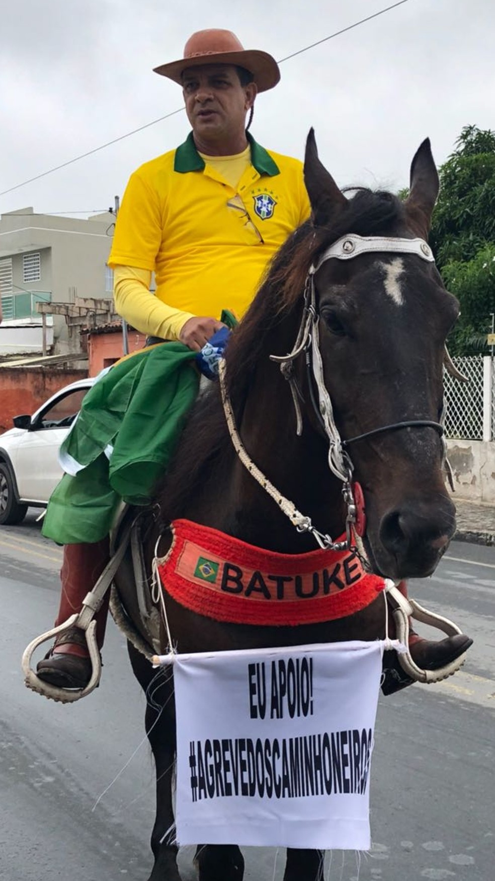 Comerciante a cavalo por falta de combust&iacute;vel apoia greve dos caminhoneiros, em Campina Grande (Foto: Gustavo Xavier/TV Para&iacute;ba)