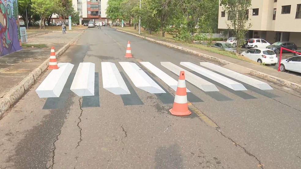 Moradores De Brasilia Pintam Faixa De Pedestres Em 3d Para Chamar A Atencao De Motoristas Distrito Federal G1 Na pequena cidade de ísafjörður, na islândia, uma faixa de pedestres acabou de ganhar um toque de segurança inovador: moradores de brasilia pintam faixa de