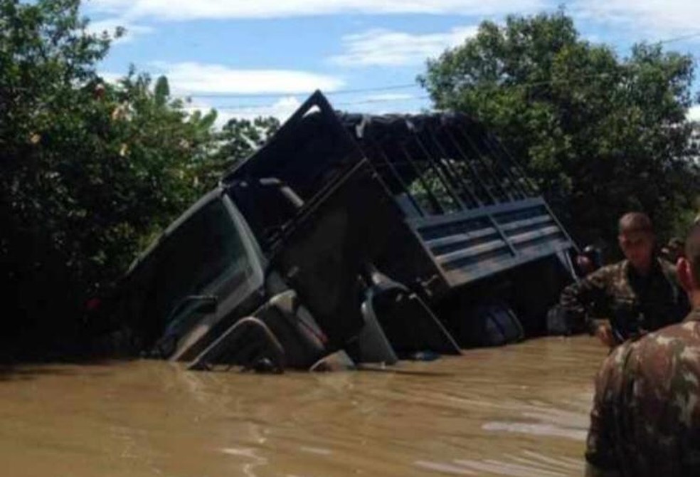 Caminhão do Exército cai em vala em Seropédica — Foto: Reprodução Redes Sociais 