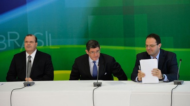 Alexandre Tombini, do Banco Central, Joaquim Levy, novo ministro da Fazenda, e Nelson Barbosa, que assumirá a pasta do Planejamento (Foto: Agência Brasil)
