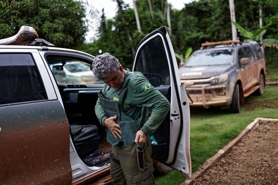 Agente do Ibama se prepara para operação na Amazônia