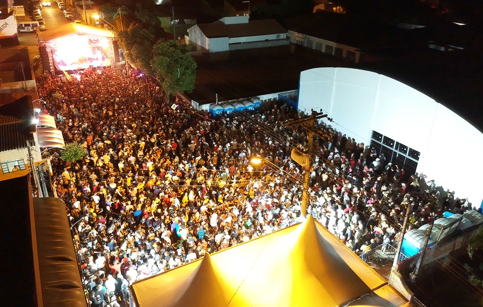Foto a&eacute;rea da noite de segunda-feira (24/02) do Carnaval de Anhumas de 2020. &mdash; Foto: Carnaval/Divulga&ccedil;&atilde;o