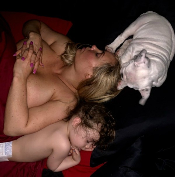 Coco Austin com a pequena Chanel e a cachorra da família  (Foto: Reprodução Twitter )