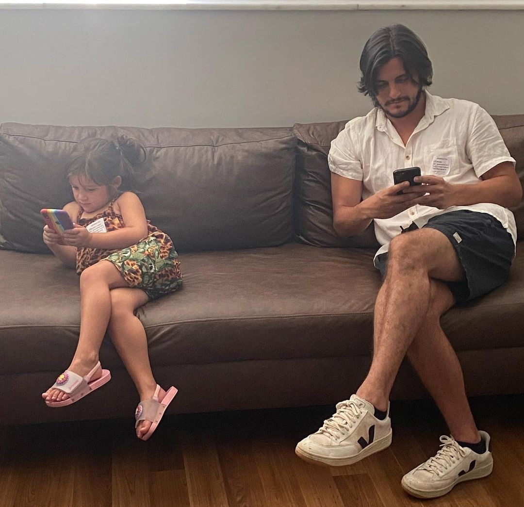Bruno Gissoni surge no celular com a filha (Foto: Reprodução/ Instagram)
