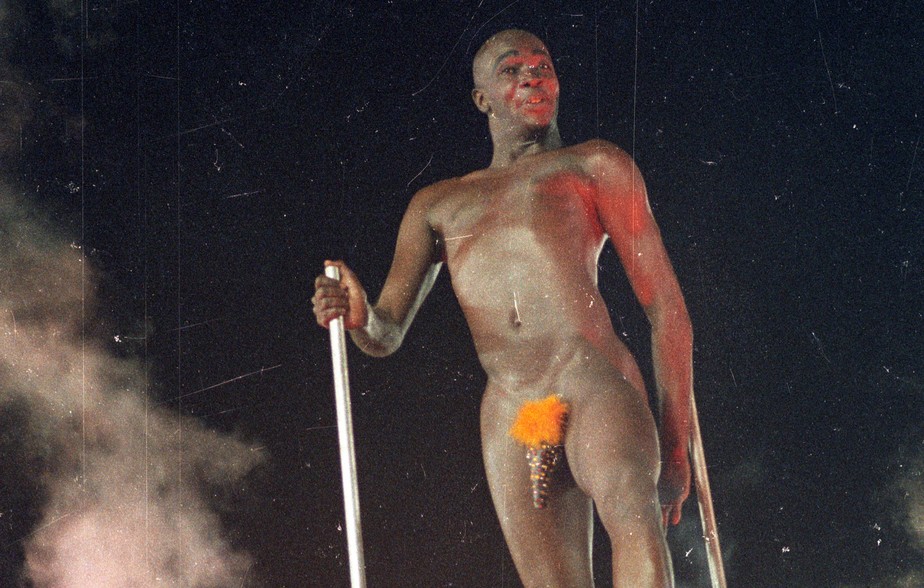 Jorge Lafond como destaque, em cima de um vulcão, no desfile da Beija-Flor, em 1990, com o enredo 'Todo mundo nasceu nu'
