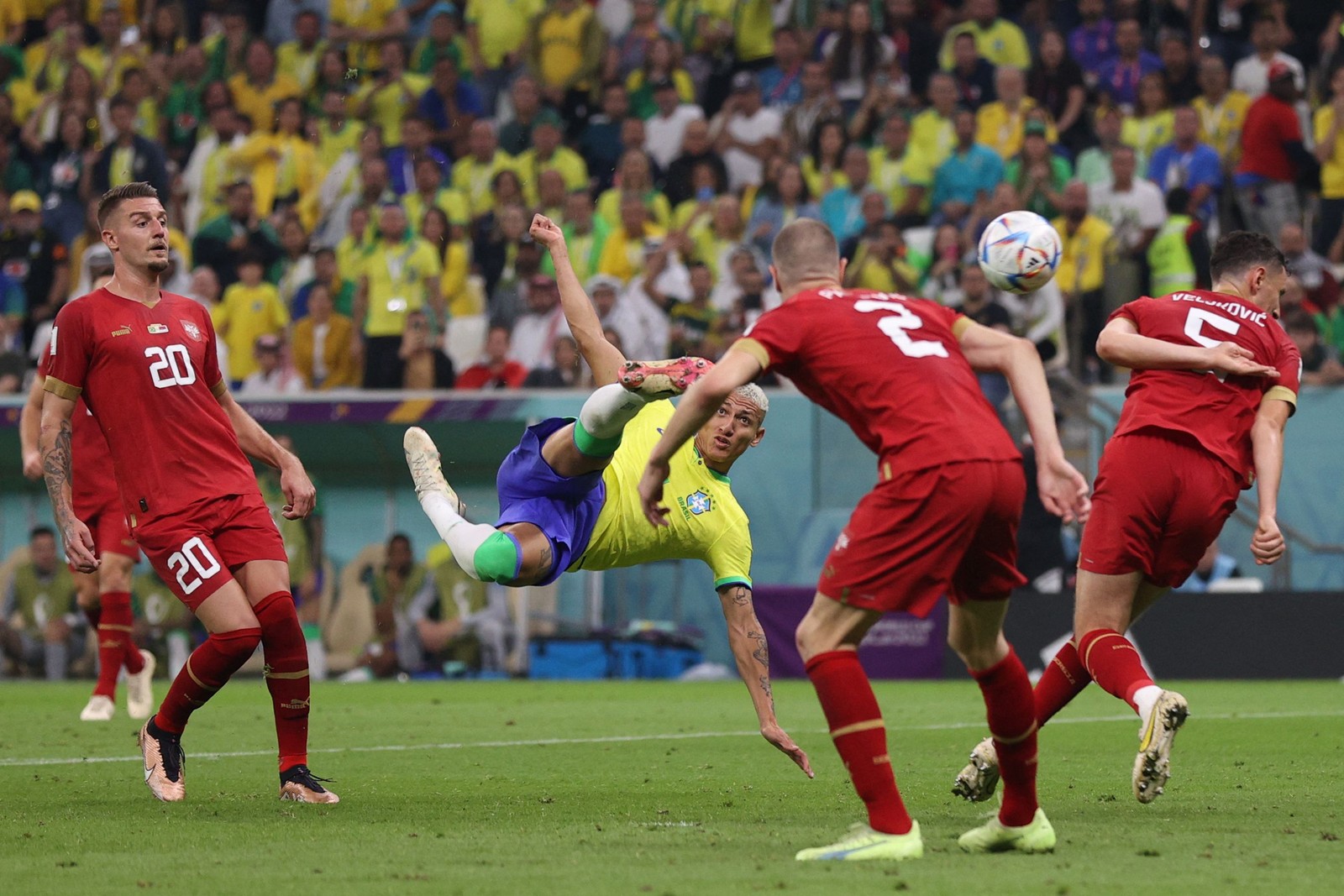 Richarlison marca gol contra Sérvia na Copa do Mundo — Foto: ADRIAN DENNIS / AFP