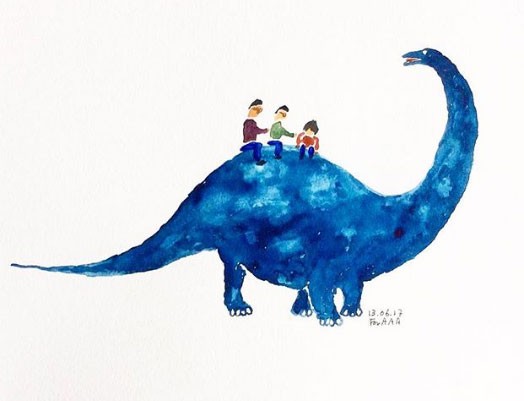 Os três netos em cima de um dinossauro (Foto: Reprodução - Instagram)