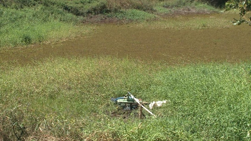 Agricultor tentou consertar bomba de irrigaÃ§Ã£o instalada dentro de pequeno aÃ§ude, no SertÃ£o da ParaÃ­ba â Foto: Beto Silva/TV ParaÃ­ba