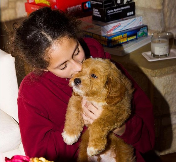A filha da cantora Jennifer Lopez com o cachorrinho adotado pela mãe (Foto: Instagram)