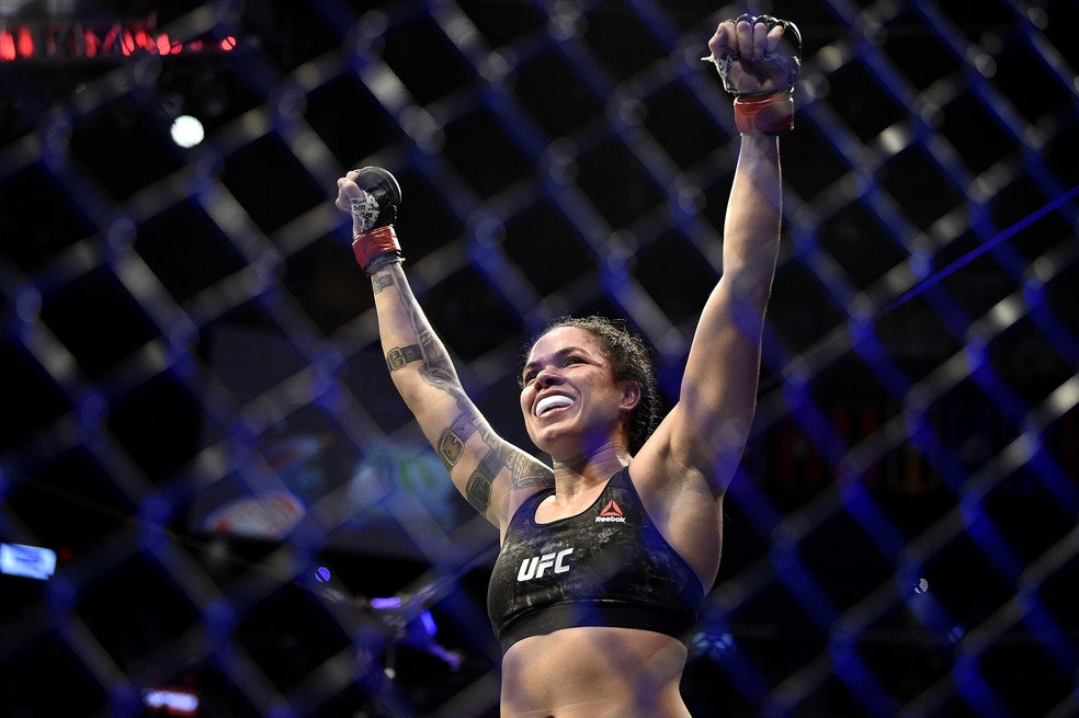 Amanda Nunes comemora a vitória no UFC 245: ela tem cada vez mais recordes na divisão feminina — Foto: Chris Unger/Getty Images