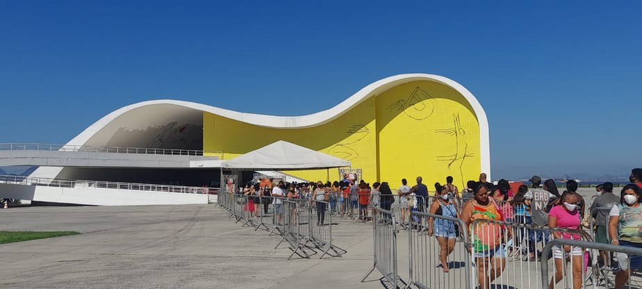 Beneficiários fazem fila no Caminho Niemeyer para receber o cartão com o valor da Moeda Social Araribóia