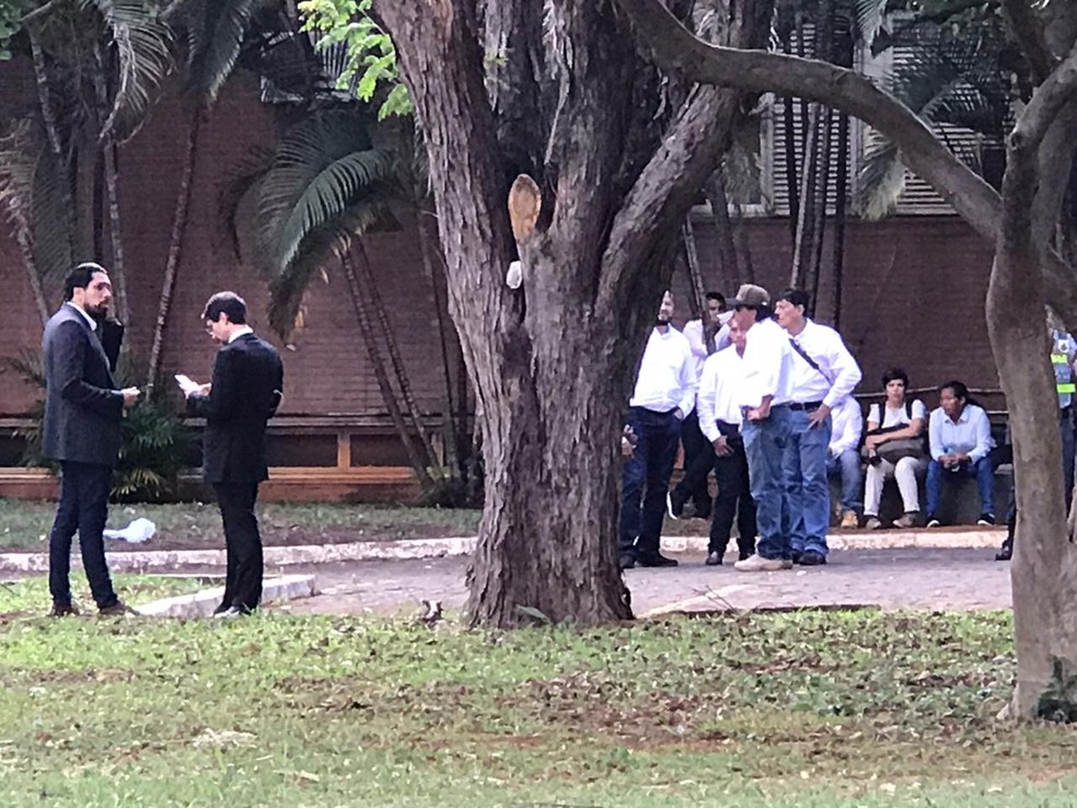 Apoiadores de Juan Guaidó e representantes do Itamaraty na Embaixada da Venezuela em Brasília — Foto: Afonso Ferreira/G1