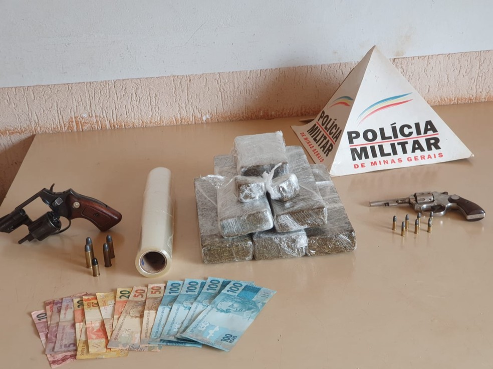 Armas, drogas e munição foram apreendidas na Operação 'Aquiles' em Monte Carmelo — Foto: Polícia Militar/Divulgação