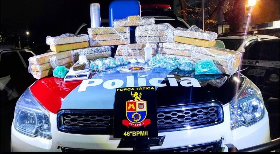 Dois são presos com 23 kg de maconha no Campo dos Alemães em São José — Foto: Divulgação/Polícia Militar