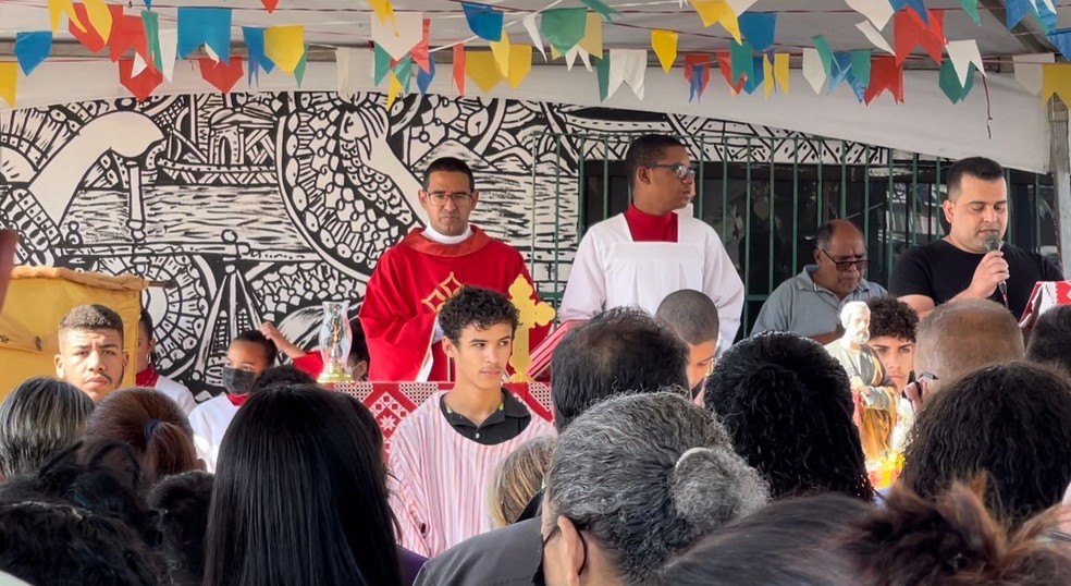 Em Guarujá a missa foi celebrada pelo Padre Márcio Fernando de Castro — Foto: Matheus Croce/g1 Santos