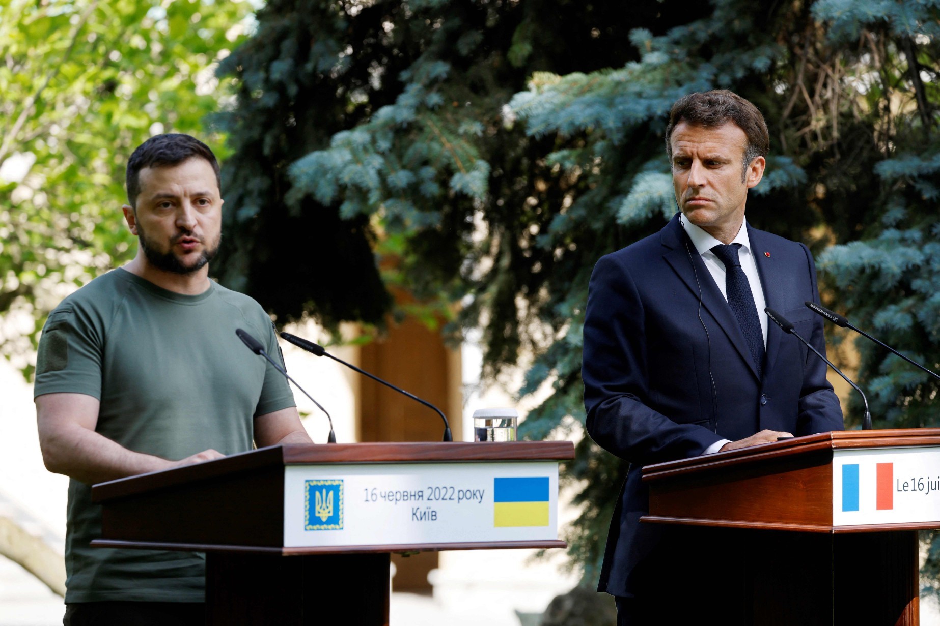 Presidente da Ucrânia, Volodymyr Zelensky, ao lado do francês Emmanuel Macron, durante visita do líder do Eliseu a Kiev