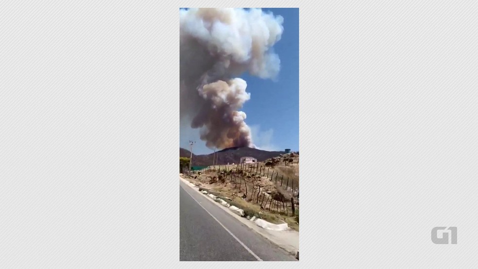 Fogo estava totalmente descontrolado, segundo bombeiros, em Mãe D'Água, na Paraíba — Foto: Corpo de Bombeiros/Divulgação