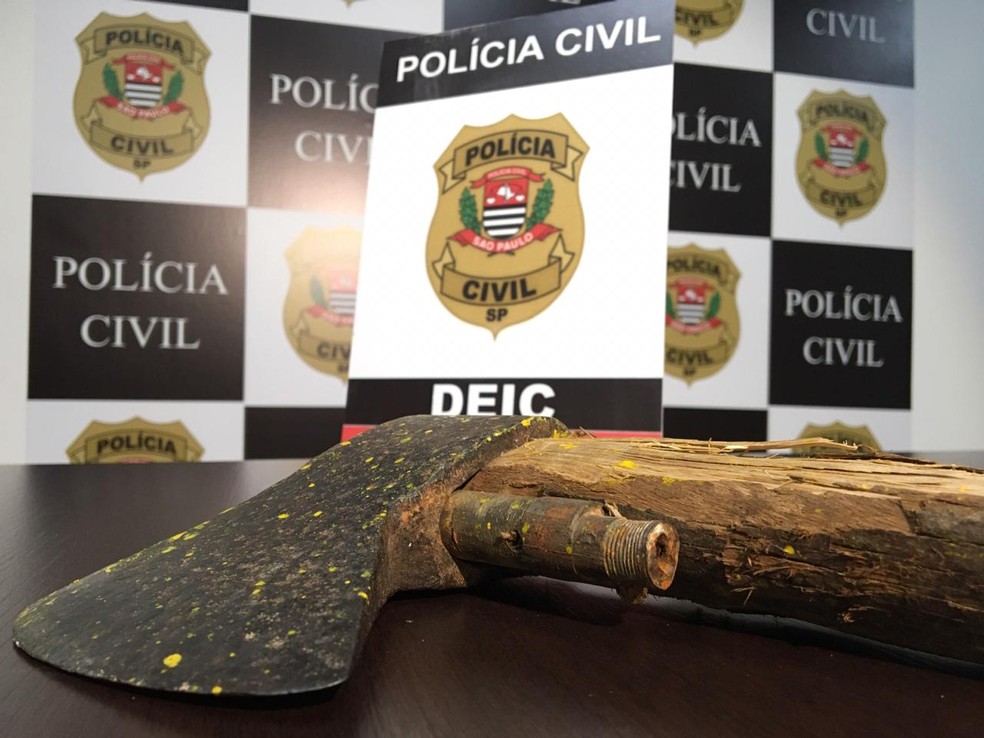 Polícia apreendeu machado usado em morte de rapaz em Sorocaba — Foto: William Silva/TV TEM